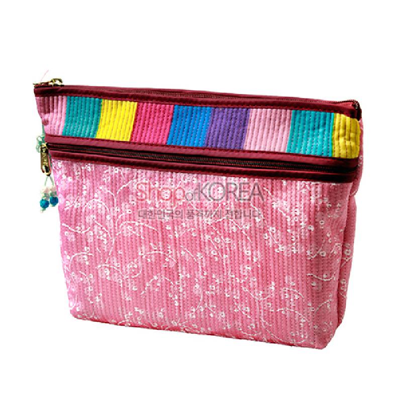 분홍색 누비 원단에 흰 꽃무늬 자수 장식, 윗부분 색동 줄무늬와 지퍼, 비즈 장식 달린 파우치 지갑.