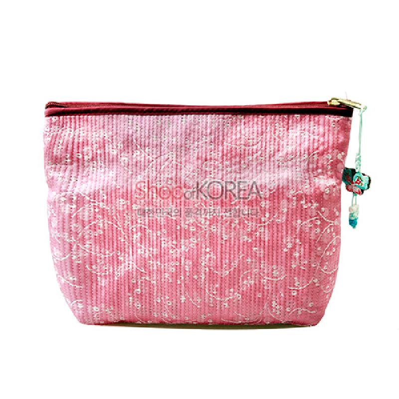 연분홍색 누비 비단에 흰색 꽃넝쿨 자수 문양이 더해진 파우치 지갑, 지퍼에 전통 매듭 장식 포인트.
