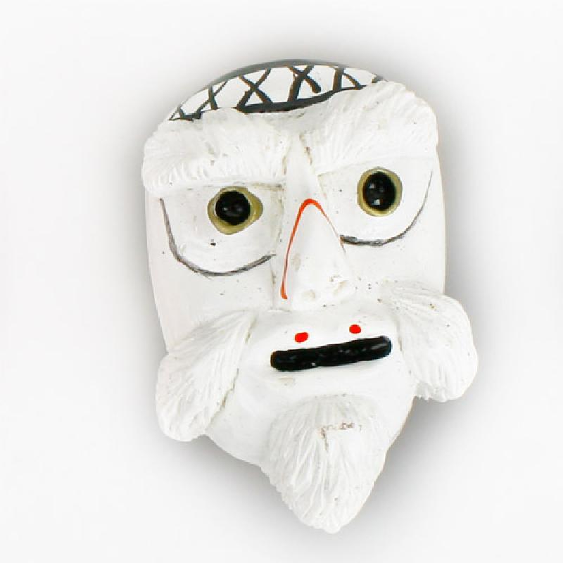흰색 조형 소재로 만든 봉산탈 노인 얼굴 자석, 검은색과 붉은색 포인트 색상과 양각 수염 표현이 특징인 공예품.