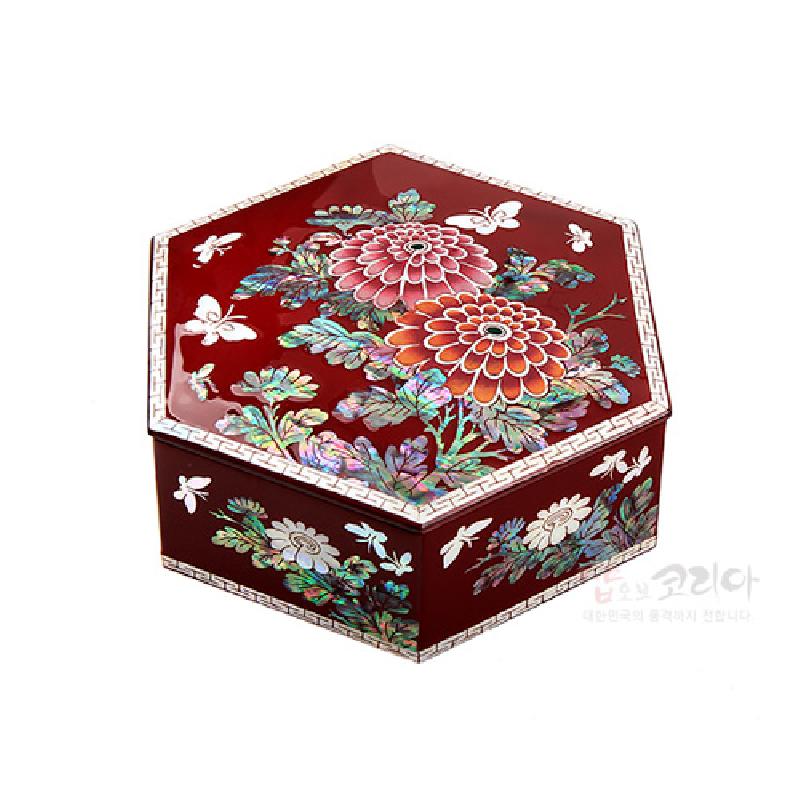 적색 옻칠 바탕 위 자개 상감으로 국화와 나비 문양을 장식한 6각 보석함. 적색 옻칠 바탕 위 자개 상감으로 국화와 나비 문양을 장식한 6각 보석함.