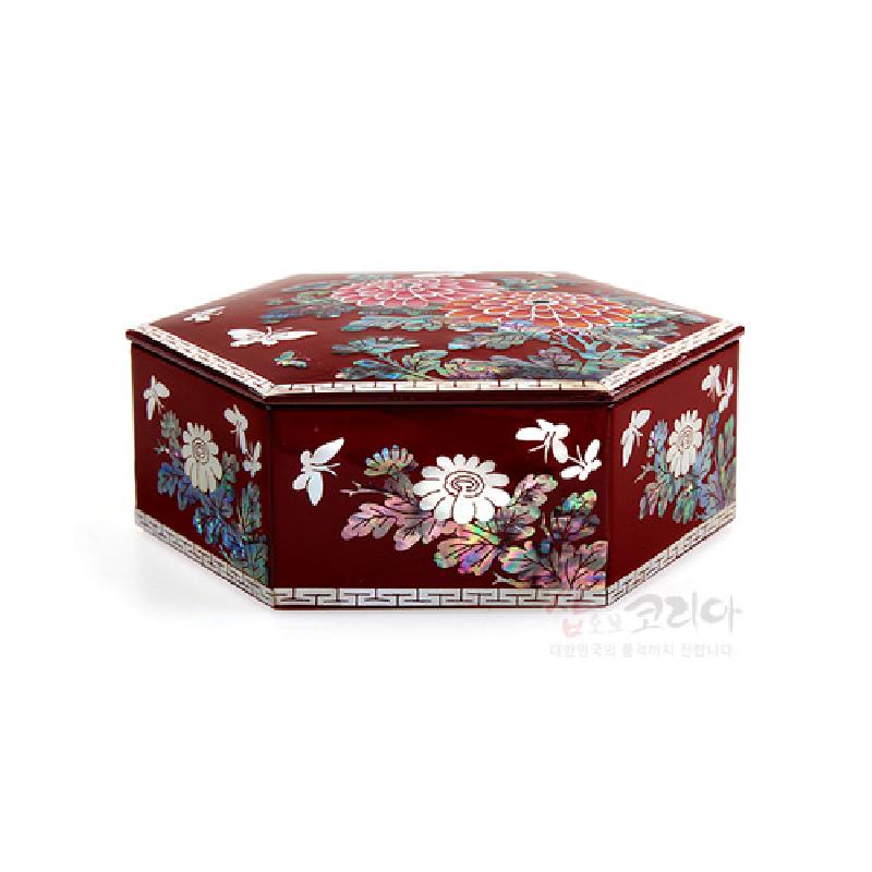 붉은 옻칠 바탕 위에 자개 상감으로 국화와 나비 문양을 장식한 6각 보석함. 붉은 옻칠 바탕 위에 자개 상감으로 국화와 나비 문양을 장식한 6각 보석함.