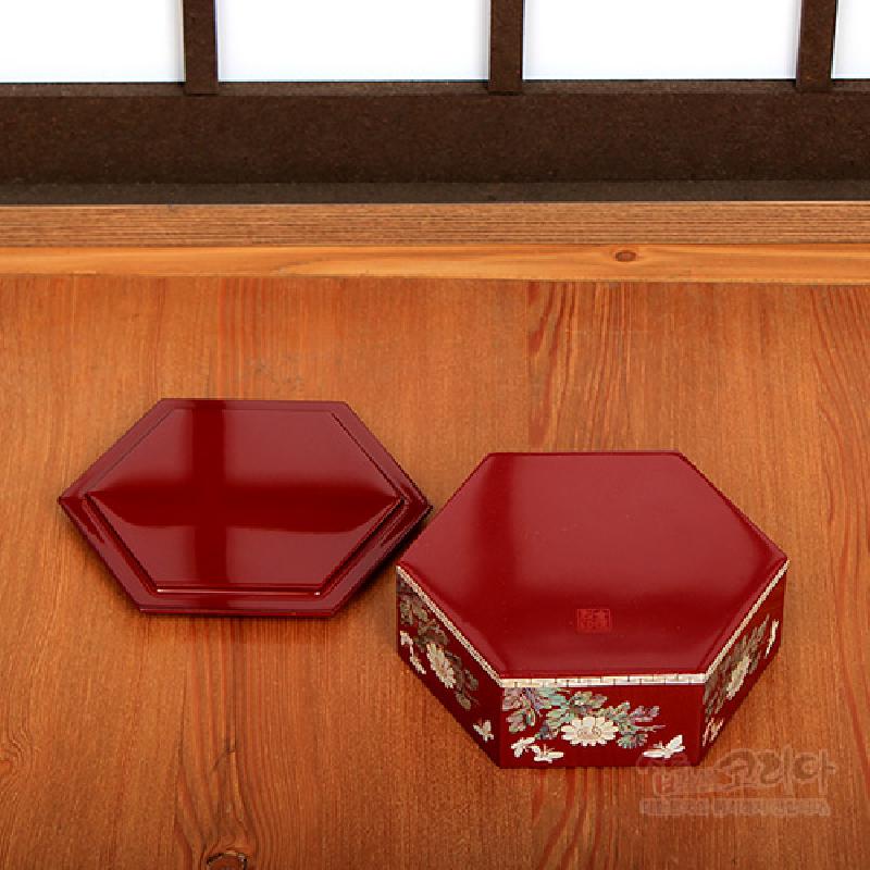 붉은 옻칠 마감의 6각 빈합, 측면 자개 상감 국화와 나비 문양이 장식된 전통 공예함. 붉은 옻칠 마감의 6각 빈합, 측면 자개 상감 국화와 나비 문양이 장식된 전통 공예함.