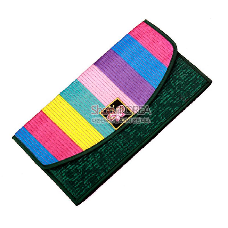 누빔 기법의 비단 소재, 녹색 바탕에 분홍·노랑·하늘색 색동 배색과 중앙 나비 자수 장식이 특징인 장지갑. 누빔 기법의 비단 소재, 녹색 바탕에 분홍·노랑·하늘색 색동 배색과 중앙 나비 자수 장식이 특징인 장지갑.