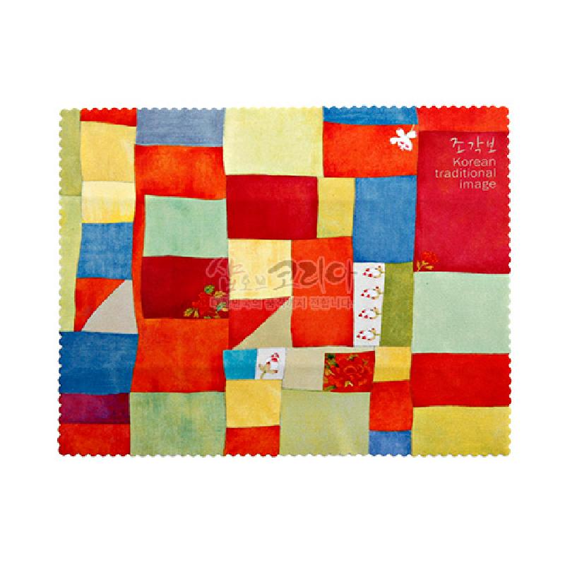 다채로운 원색과 파스텔 색상의 사각 조각보 무늬가 인쇄된 극세사 안경닦이.