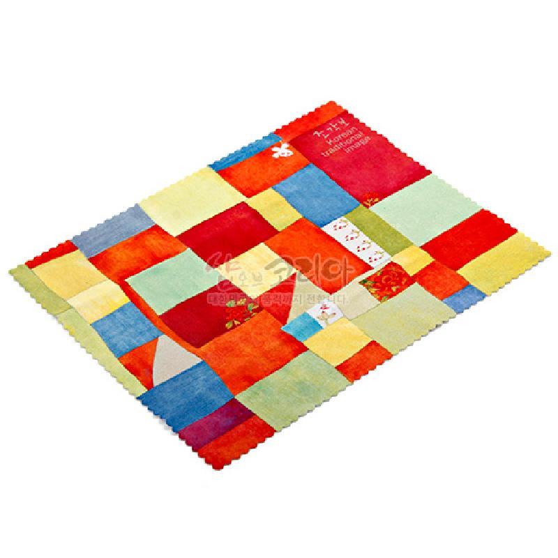 알록달록한 사각 패턴으로 구성된 조각보 문양, 부드러운 극세사 재질의 전통 안경닦이.