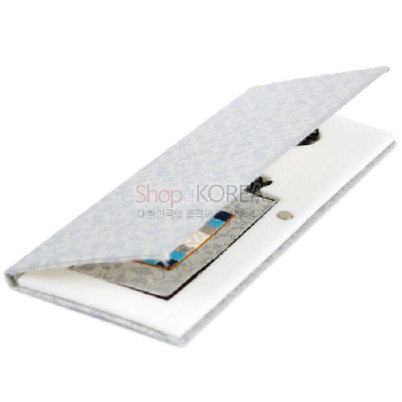 은은한 은색 계열의 전통 조각보 패턴 천으로 제작된 직사각형 책갈피형 카드 수납 장식. 은은한 은색 계열의 전통 조각보 패턴 천으로 제작된 직사각형 책갈피형 카드 수납 장식.