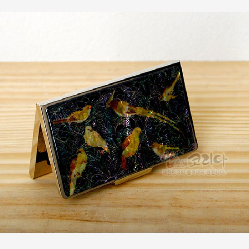 자개 상감 기법으로 새와 나뭇가지 문양을 표현한 금속 재질의 흑색 바탕 명함집. 자개 상감 기법으로 새와 나뭇가지 문양을 표현한 금속 재질의 흑색 바탕 명함집.