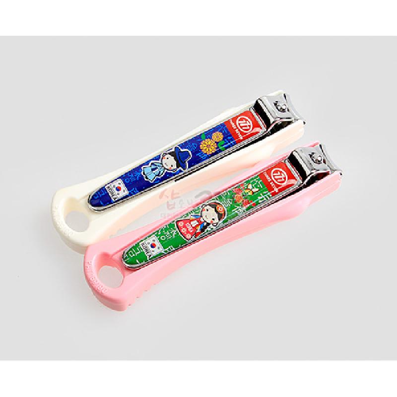 금속과 플라스틱 소재, 도령과 아씨 캐릭터와 국기, 꽃문양이 그려진 파랑·초록 색상의 손톱깎이 세트. 금속과 플라스틱 소재, 도령과 아씨 캐릭터와 국기, 꽃문양이 그려진 파랑·초록 색상의 손톱깎이 세트.