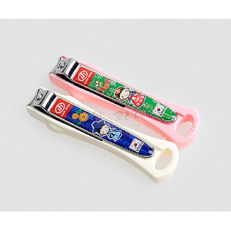 금속 재질 위에 도령과 아씨 캐릭터와 꽃 문양을 컬러 인쇄한 손잡이 장식의 손톱깎이. 금속 재질 위에 도령과 아씨 캐릭터와 꽃 문양을 컬러 인쇄한 손잡이 장식의 손톱깎이.