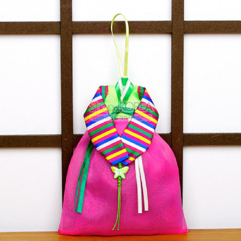 분홍색 비단 치마와 색동저고리 형태로 제작된 벽걸이 향주머니, 나비 매듭 장식과 리본끈 장식.