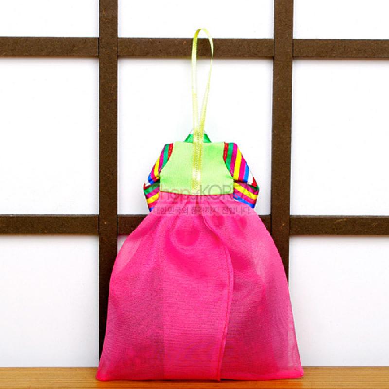 색동 줄무늬 저고리와 분홍색 한복 치마 형태의 비단 소재 전통 벽걸이 향주머니 장식.