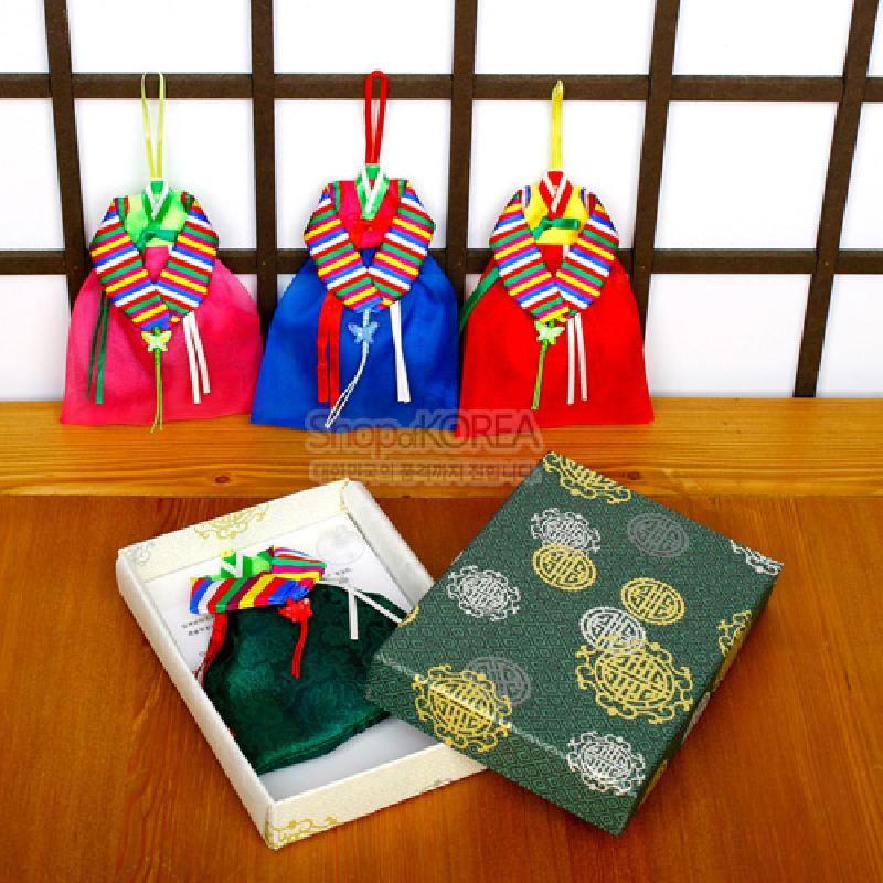 색동 저고리 형태의 비단 향주머니와 전통 문양 금박 인쇄 보자기 무늬 포장 상자 세트.