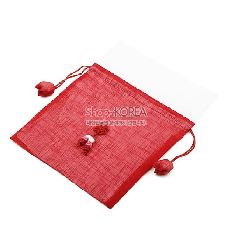 붉은색 모시 천으로 만든 주머니에 연꽃 봉오리 모양 끈 장식과 가운데 매듭 장식이 돋보이는 전통 주머니.