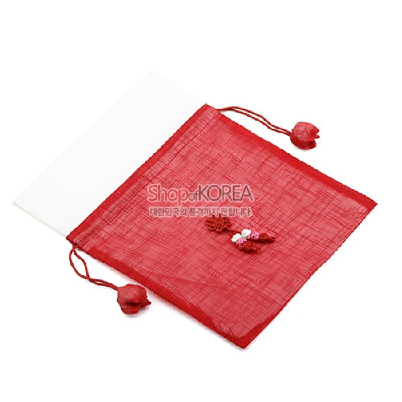 붉은 모시 천으로 제작된 주머니, 조개 모양 매듭과 꽃봉오리 장식 매듭끈이 포인트인 전통 복주머니.