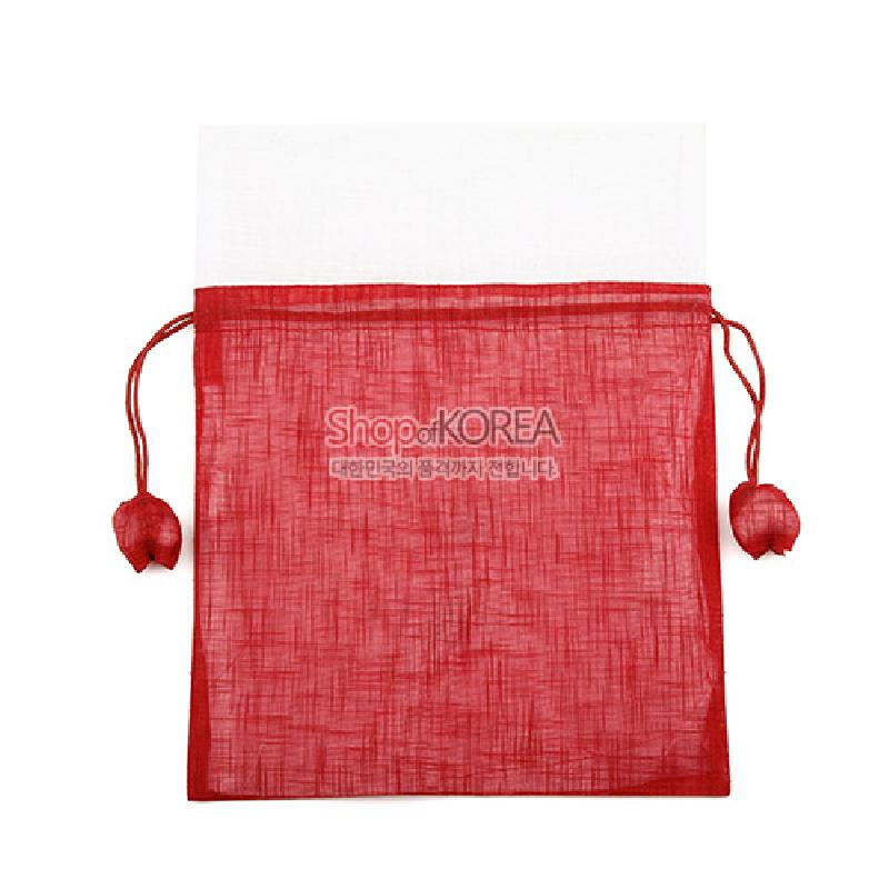 붉은색 모시 소재에 자연스러운 직조 결이 드러난 평면형 주머니, 양끝 매듭 장식 끈이 달린 전통 복주머니.