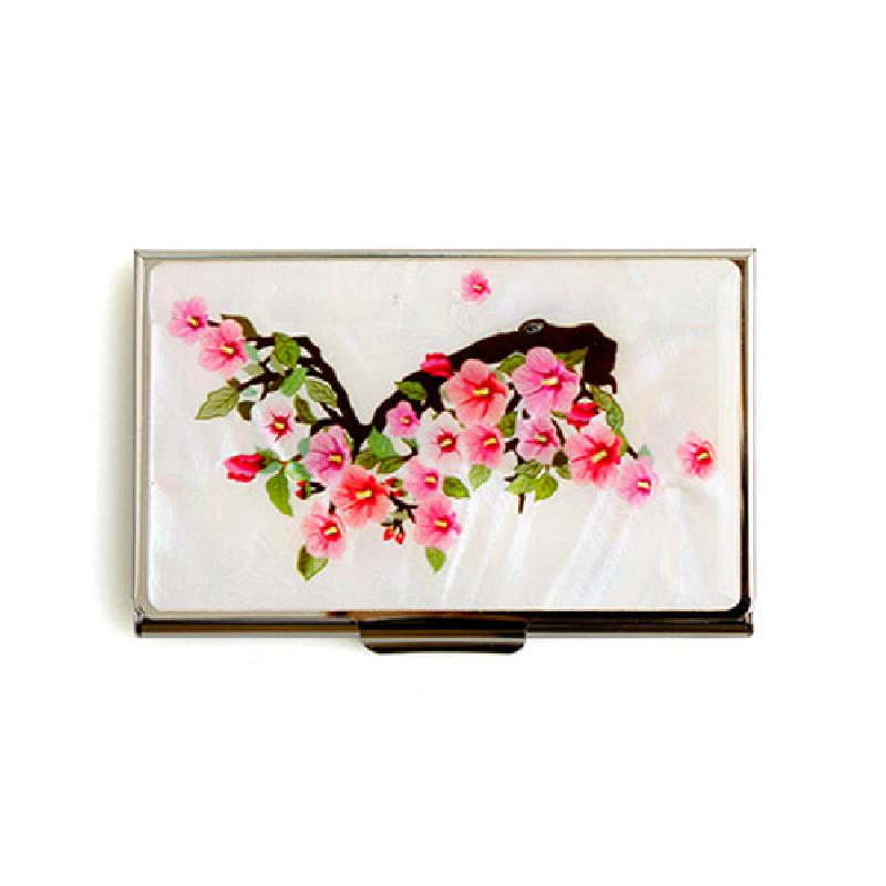 자개 바탕에 분홍 무궁화와 한반도 형상을 상감 기법으로 표현한 금속 명함집.