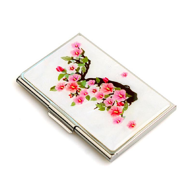 하얀 배경 자개 위에 분홍색 무궁화와 초록 잎을 섬세하게 채색한 금속 프레임 명함집.