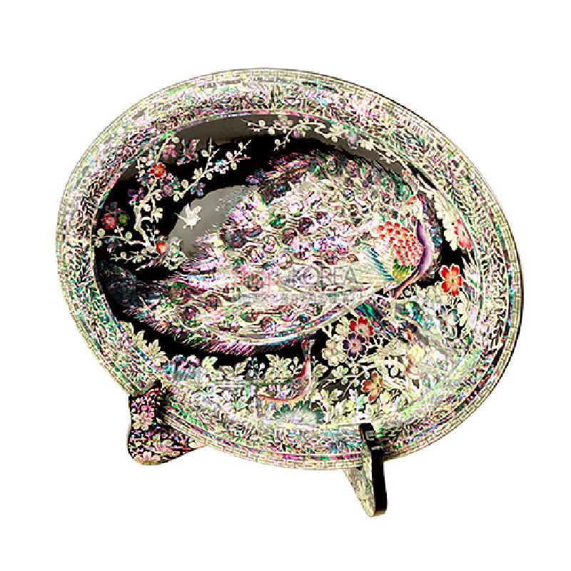 흑칠 바탕에 자개 상감 기법으로 공작과 꽃, 덩굴무늬를 섬세하게 표현한 타원형 나전쟁반.