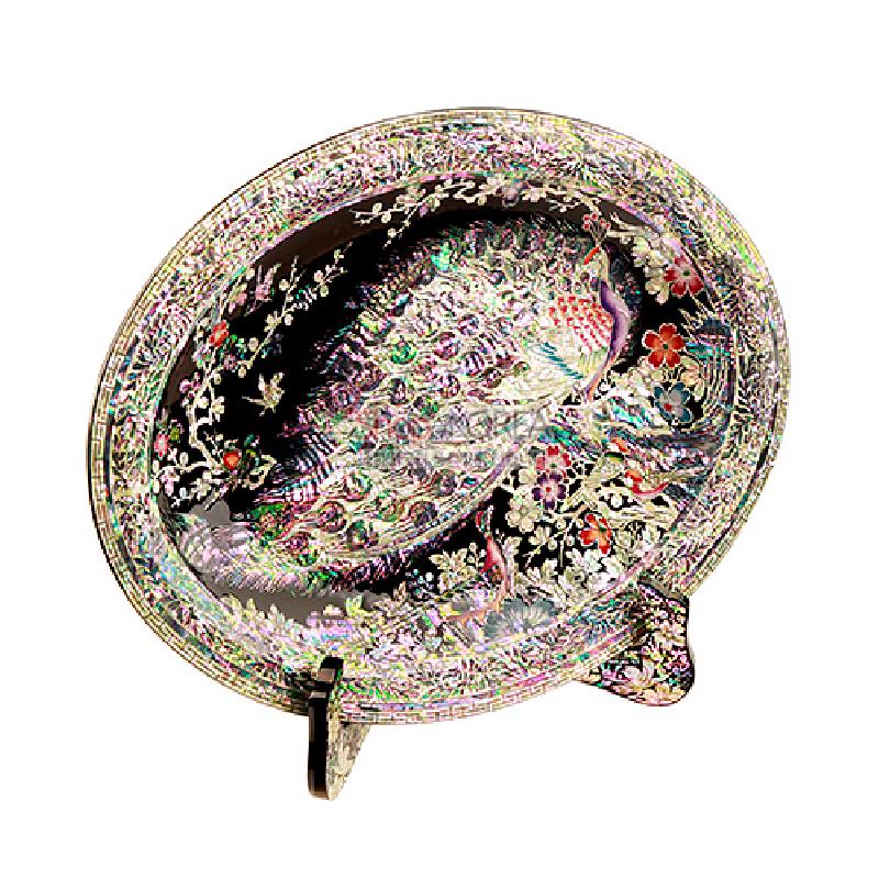 흑색 옻칠 바탕에 자개 상감 기법으로 공작과 화조, 만개한 꽃문양을 섬세하게 표현한 타원형 쟁반.