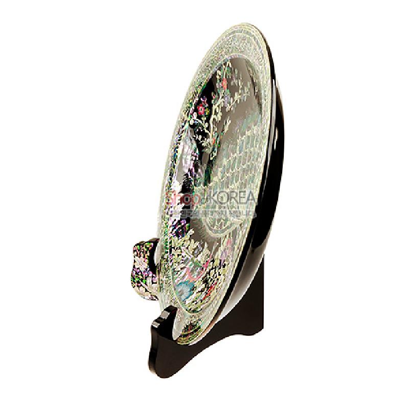 나전으로 공작과 꽃문양을 섬세하게 상감한 타원형 옻칠 쟁반, 오색 자개빛이 돋보이는 디자인.