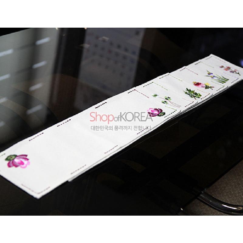 광목 재질의 긴 식탁보 위에 다양한 색상의 꽃 자수 문양과 모서리 선자수 장식이 더해진 디자인.