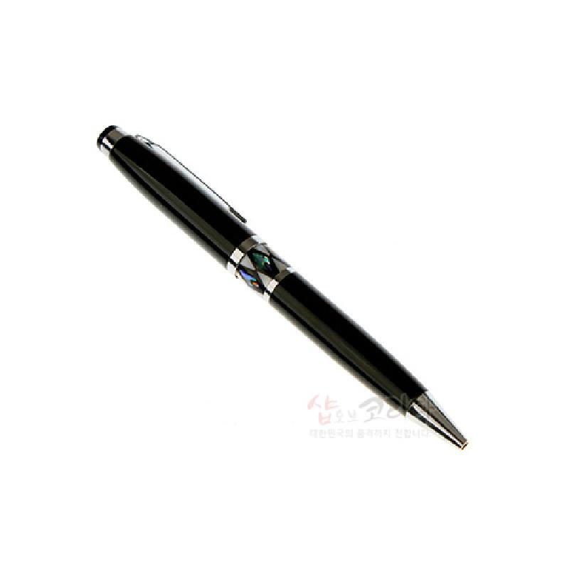 검정 옻칠 느낌의 금속 바디에 자개 상감 기법으로 기하학 문양을 둘러 장식한 볼펜. 검정 옻칠 느낌의 금속 바디에 자개 상감 기법으로 기하학 문양을 둘러 장식한 볼펜.
