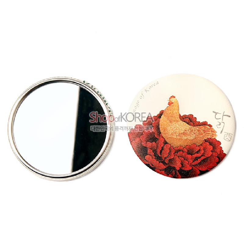 금속 테두리 원형 거울과 아이보리 바탕에 붉은 모란 위 암탉 민화가 인쇄된 손거울.