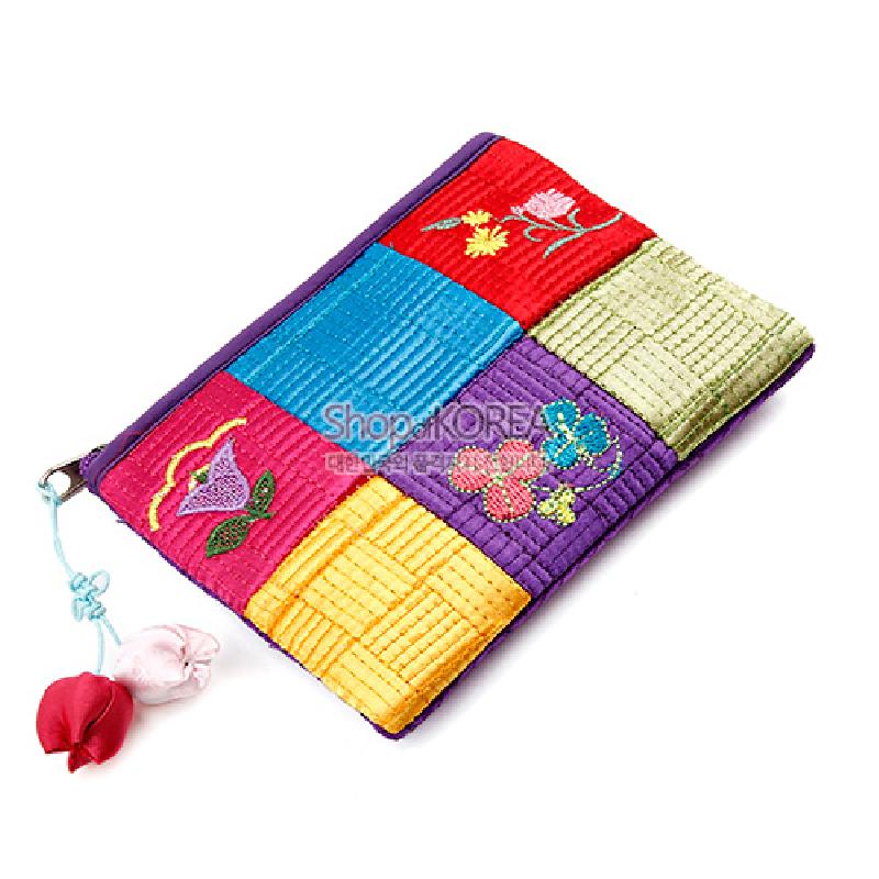비단 소재에 누비 기법으로 구성된 오방색 조각 패턴과 꽃 자수 문양, 매듭 장식이 달린 지퍼형 동전지갑. 비단 소재에 누비 기법으로 구성된 오방색 조각 패턴과 꽃 자수 문양, 매듭 장식이 달린 지퍼형 동전지갑.