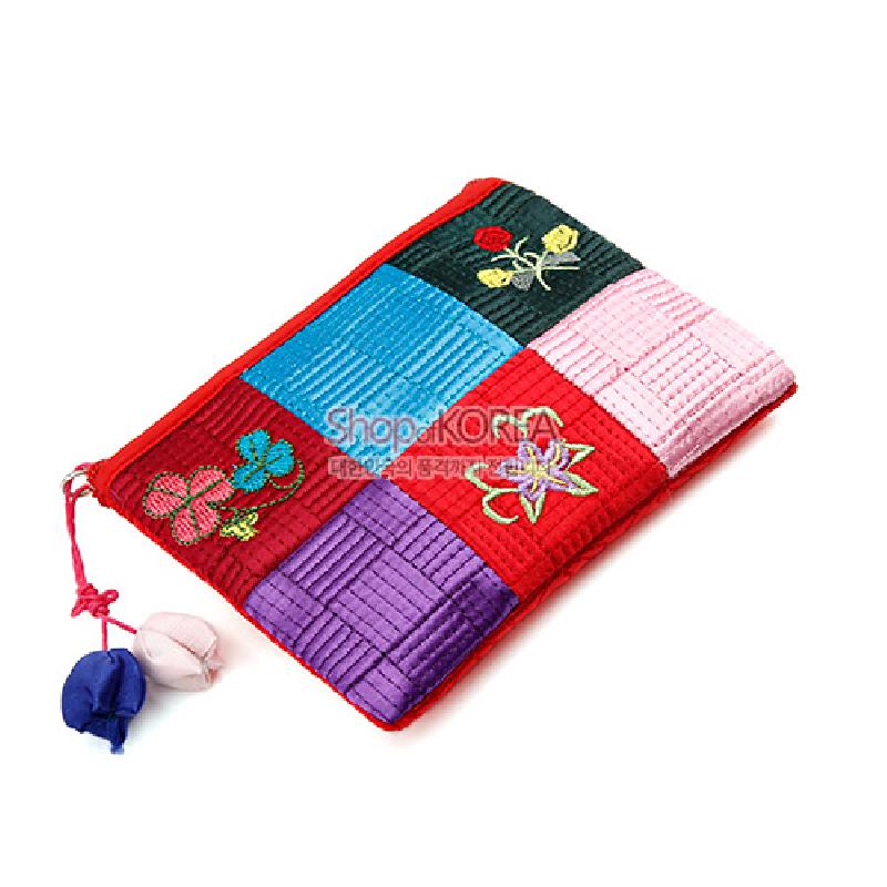 비단 재질의 누비 기법으로 만든 적색 조각 배색 동전지갑, 꽃과 나비 자수 장식과 매듭 장식이 특징인 제품. 비단 재질의 누비 기법으로 만든 적색 조각 배색 동전지갑, 꽃과 나비 자수 장식과 매듭 장식이 특징인 제품.