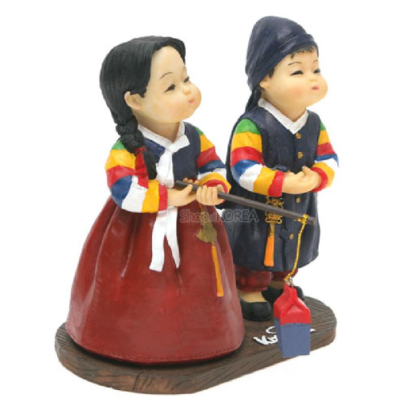 오방색 줄무늬 한복과 붉은 치마, 청사초롱을 든 아이 한복 차림을 세밀하게 재현한 마블 인형 장식.