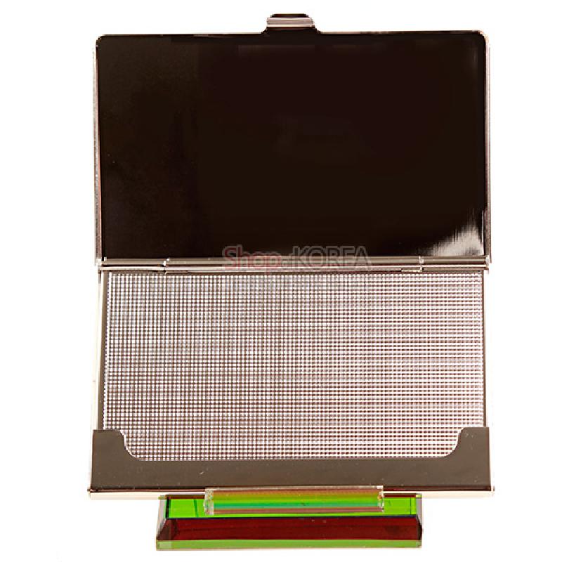 은은한 광택의 금속 재질, 미세 격자 패턴 표면과 하단 녹색·적색 투명 장식이 조화를 이룬 명함케이스.