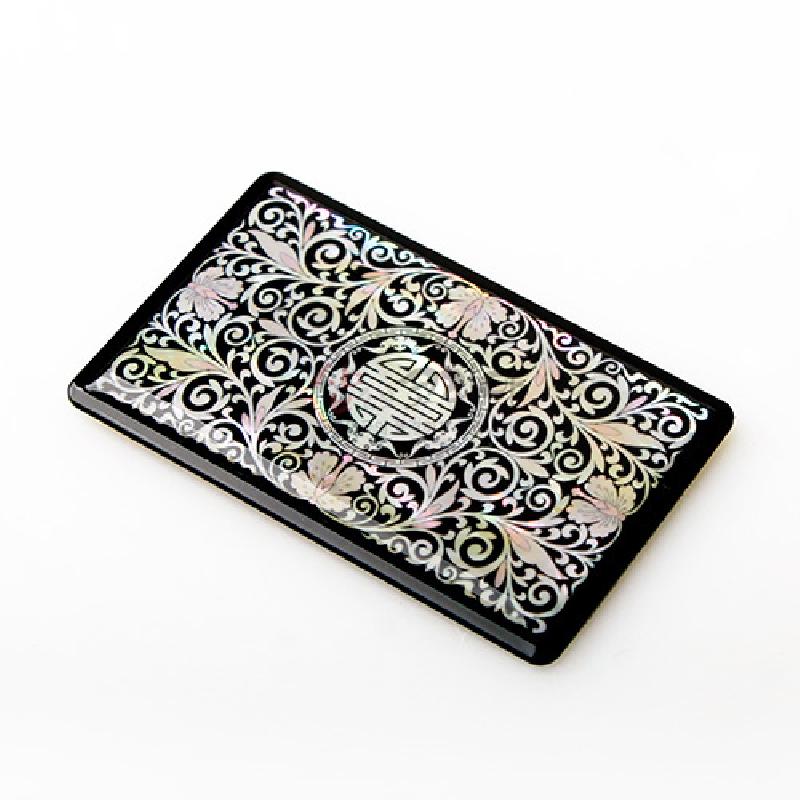 검은 옻칠 바탕 위에 자개 상감으로 당초무늬와 수자 문양을 정교하게 표현한 카드형 USB 메모리.