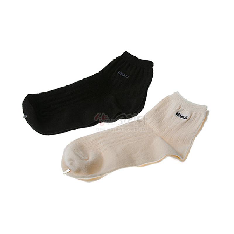 검정과 아이보리 색상의 한지 혼방 소재, 골지 니트 조직과 심플한 로고 자수가 특징인 여성용 양말 세트.