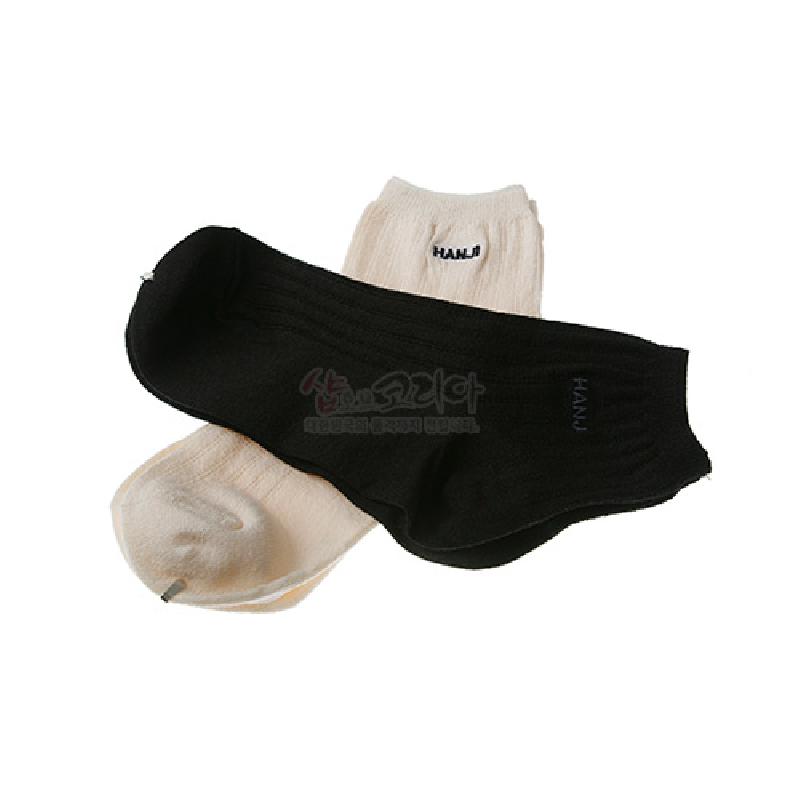 검은색과 아이보리색 대비가 특징인 한지 소재 리브 조직 여성용 양말 세트.