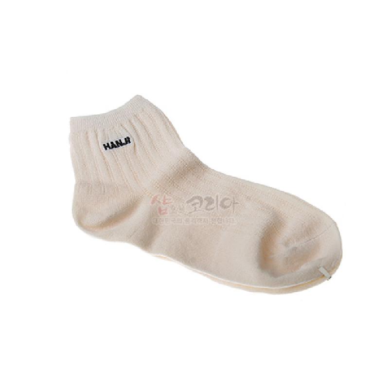 밝은 아이보리색의 짧은 길이 면 혼방 니트 조직, 발목 골지 짜임과 영문 로고 자수가 특징인 여성용 양말.