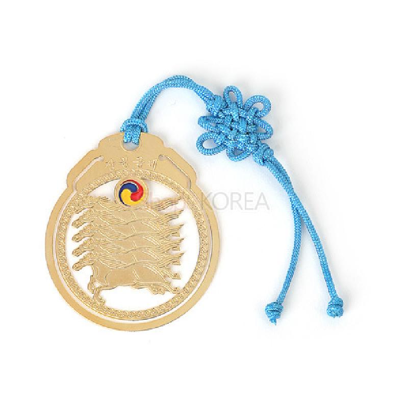 금장 금속으로 제작된 마패 형태의 책갈피와 태극 문양, 하늘색 전통 매듭 장식이 어우러진 디자인.