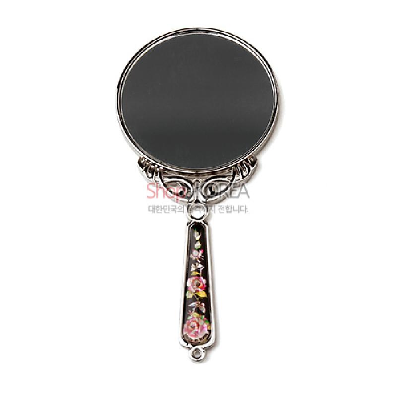 검은 바탕 손잡이에 자개 상감으로 장미와 꽃문양을 넣은 금속 테두리 손거울.