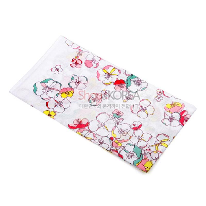 하얀 바탕에 분홍·노랑·초록 등 다채로운 색상의 꽃무늬가 인쇄된 한지 재질 손수건. 하얀 바탕에 분홍·노랑·초록 등 다채로운 색상의 꽃무늬가 인쇄된 한지 재질 손수건.