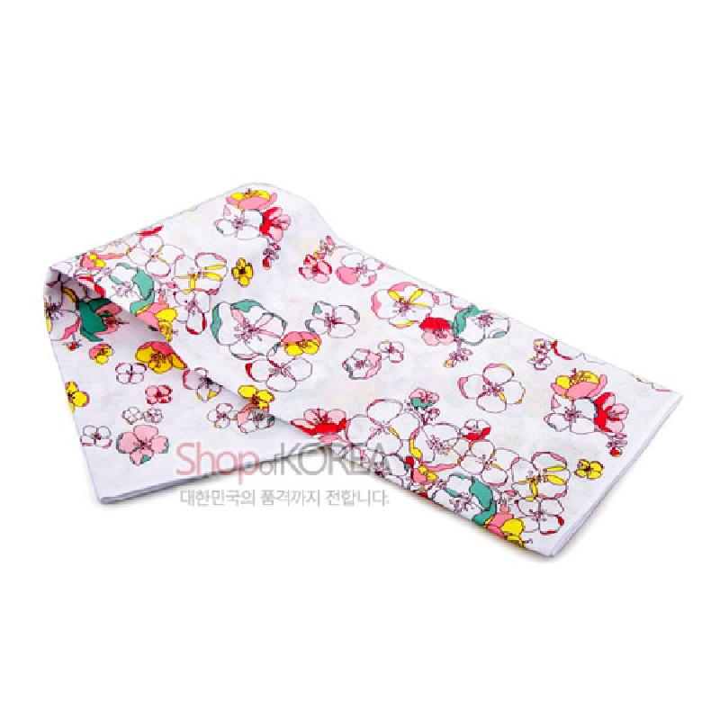 한지 재질의 흰 바탕 위에 빨강·노랑·초록색 꽃무늬가 산뜻하게 배치된 손수건. 한지 재질의 흰 바탕 위에 빨강·노랑·초록색 꽃무늬가 산뜻하게 배치된 손수건.