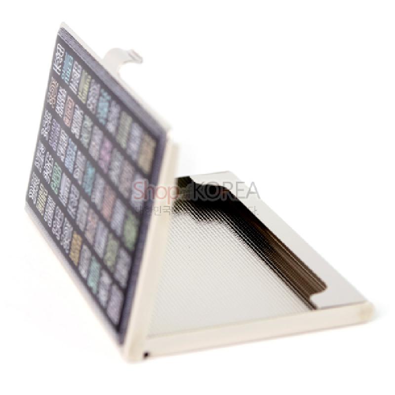 금속 재질 위 자개 상감 기법으로 사각 한자 전서 문양을 촘촘히 배치한 다채로운 색상의 명함집.