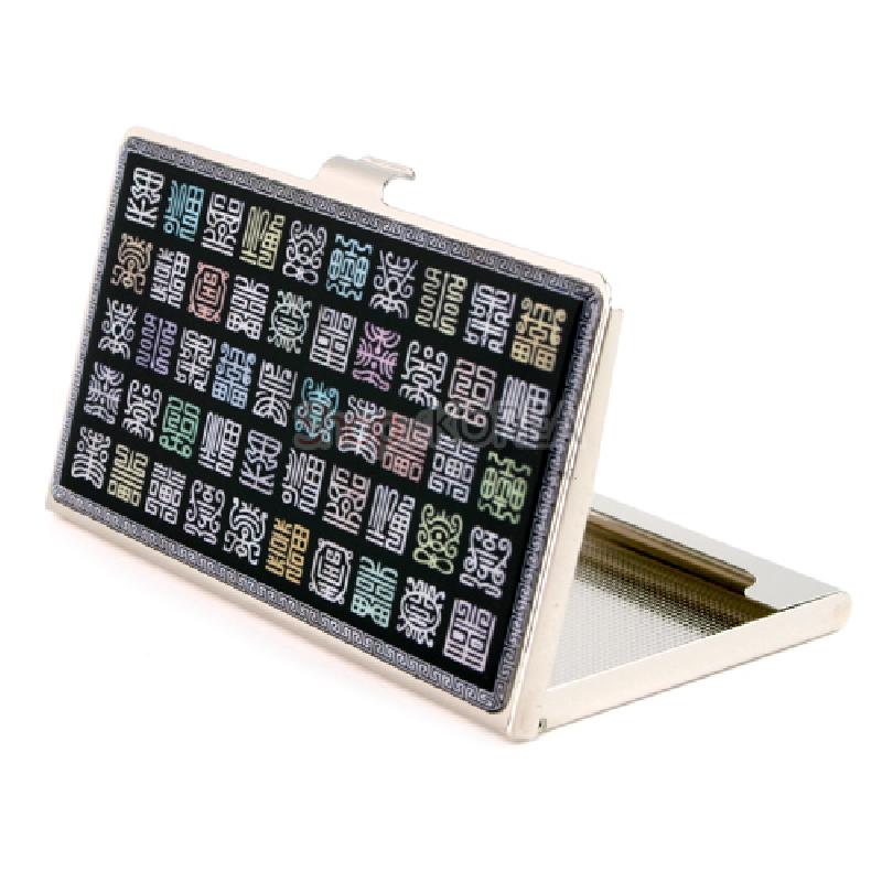 금속 케이스 위에 흑색 바탕과 다채로운 자개 상감 사각 전서문 양각 문양이 배열된 명함집.