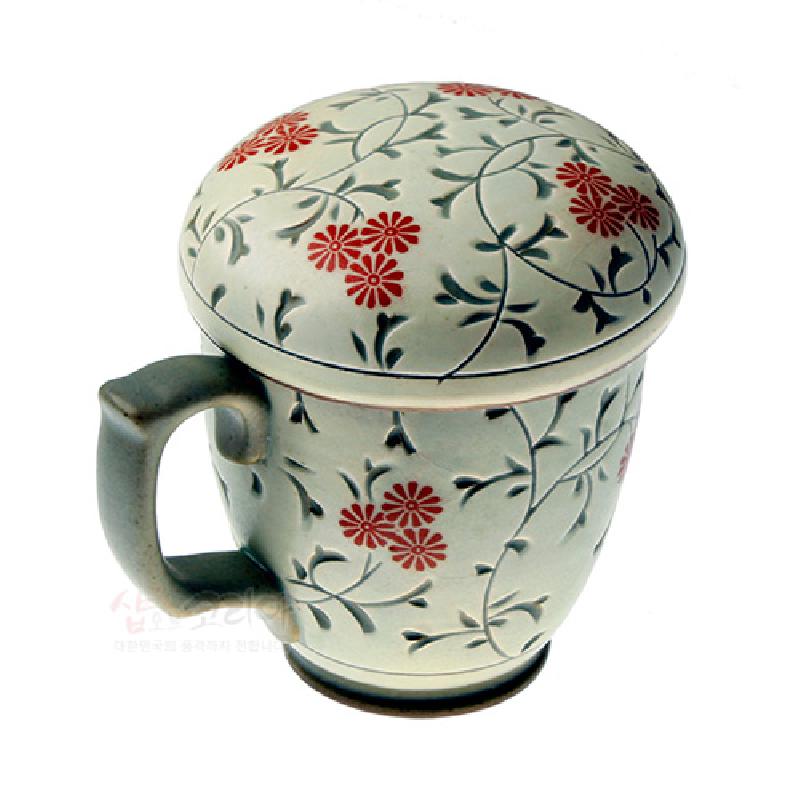 백자 재질에 적색 국화문과 회색 줄기 문양이 상감된 뚜껑 달린 머그 다기잔.