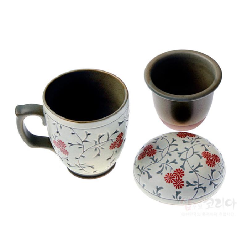 백자 재질에 회색 줄기와 붉은 국화문을 그린 머그잔과 거름망, 뚜껑 세트.