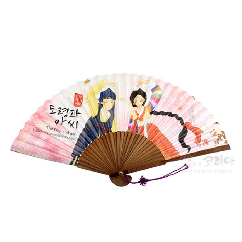 한지 재질 위에 도령과 아씨를 화려한 수채화풍으로 채색한 접선, 나무살 구조와 보라색 매듭 장식이 어우러진 부채. 한지 재질 위에 도령과 아씨를 화려한 수채화풍으로 채색한 접선, 나무살 구조와 보라색 매듭 장식이 어우러진 부채.