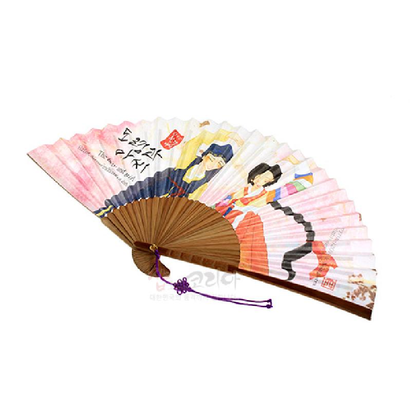 나무살 위에 흰 종이를 접어 부착하고 도령과 아씨 일러스트를 파스텔톤으로 채색한 접이식 부채, 보라색 매듭끈 장식. 나무살 위에 흰 종이를 접어 부착하고 도령과 아씨 일러스트를 파스텔톤으로 채색한 접이식 부채, 보라색 매듭끈 장식.