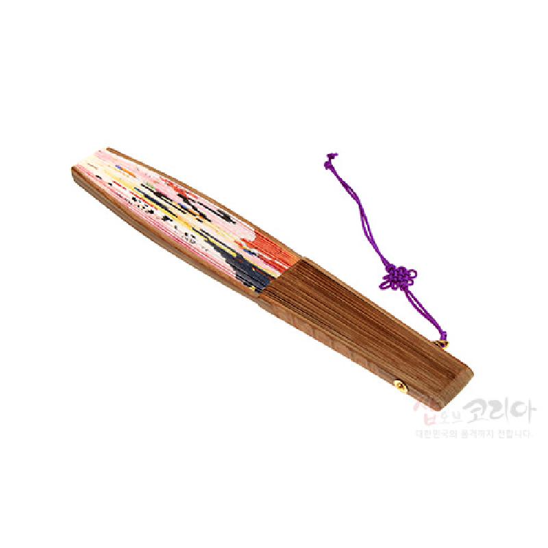 나무 살 구조에 화려한 채색으로 도령과 아씨 인물 문양을 표현하고 보라색 전통 매듭 장식을 더한 접이식 부채. 나무 살 구조에 화려한 채색으로 도령과 아씨 인물 문양을 표현하고 보라색 전통 매듭 장식을 더한 접이식 부채.
