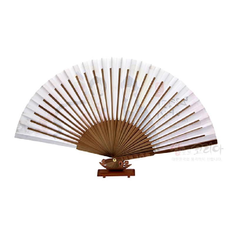 나뭇결이 살아 있는 대나무 살과 흰색 종이면에 도령과 아씨 인물 문양이 은은한 파스텔톤으로 인쇄된 접이식 부채. 나뭇결이 살아 있는 대나무 살과 흰색 종이면에 도령과 아씨 인물 문양이 은은한 파스텔톤으로 인쇄된 접이식 부채.
