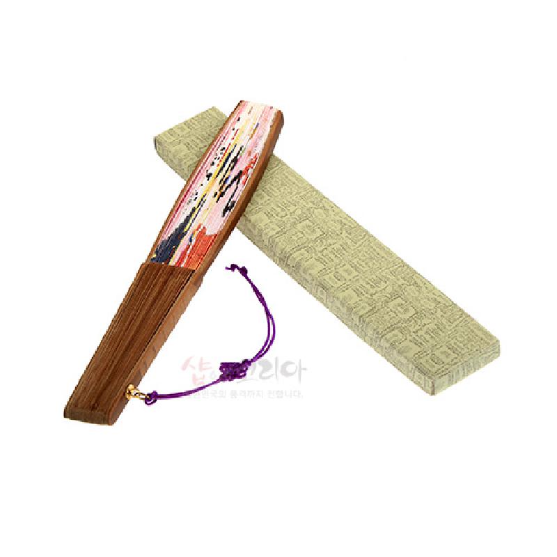 나무 재질에 도령과 아씨 인물화가 채색된 접이식 부채, 전통 문양 케이스와 보라색 매듭 장식이 어우러진 디자인. 나무 재질에 도령과 아씨 인물화가 채색된 접이식 부채, 전통 문양 케이스와 보라색 매듭 장식이 어우러진 디자인.