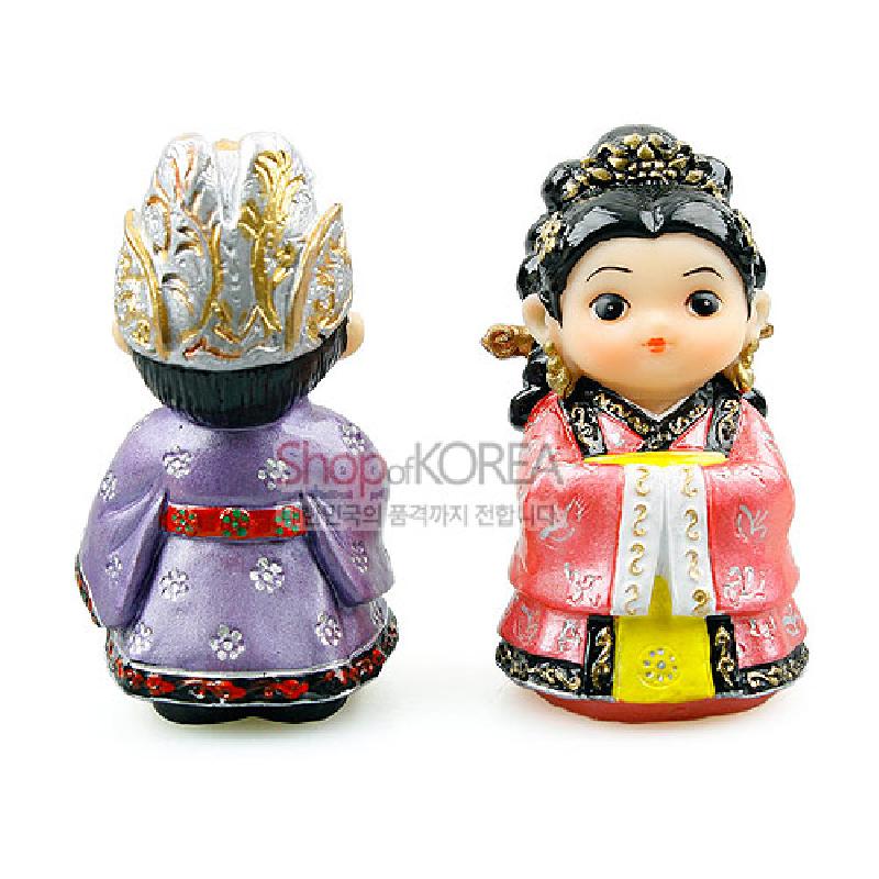 화려한 금색 문양의 관과 장식, 자주색과 붉은색으로 채색된 고려 왕과 왕비 전통 복식 민속 인형 세트. 화려한 금색 문양의 관과 장식, 자주색과 붉은색으로 채색된 고려 왕과 왕비 전통 복식 민속 인형 세트.