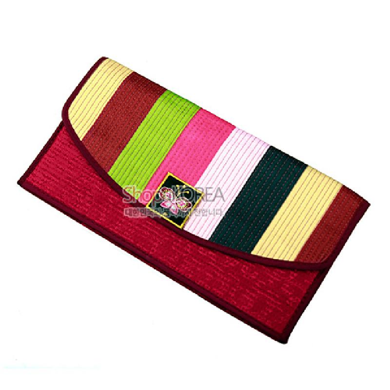 적갈색 바탕에 색동 누비 원단을 사용하고 나비 문양 자수 장식을 더한 장지갑.